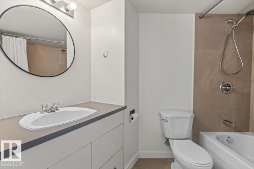 #1004 10045 117 St Nw, Edmonton, AB - Indoor Photo Showing Bathroom