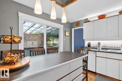 7607 75 Avenue Nw, Edmonton, AB - Indoor Photo Showing Kitchen