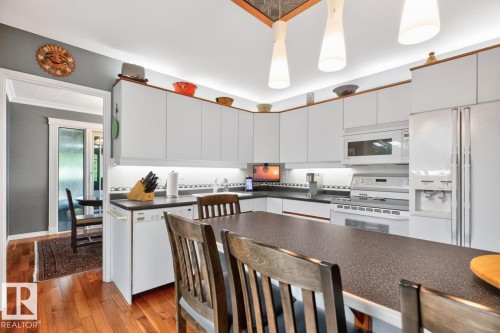 7607 75 Avenue Nw, Edmonton, AB - Indoor Photo Showing Kitchen