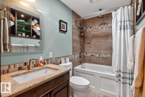 7607 75 Avenue Nw, Edmonton, AB - Indoor Photo Showing Bathroom