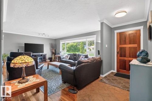 7607 75 Avenue Nw, Edmonton, AB - Indoor Photo Showing Living Room