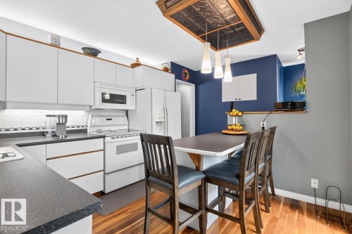 7607 75 Avenue Nw, Edmonton, AB - Indoor