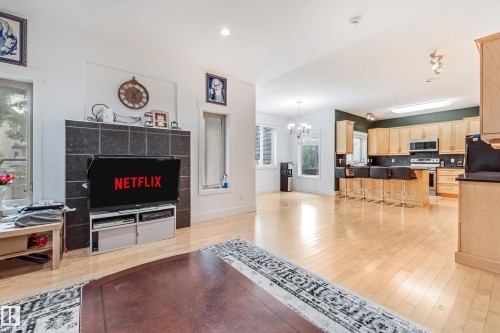 1508 68 Street Sw, Edmonton, AB - Indoor Photo Showing Living Room