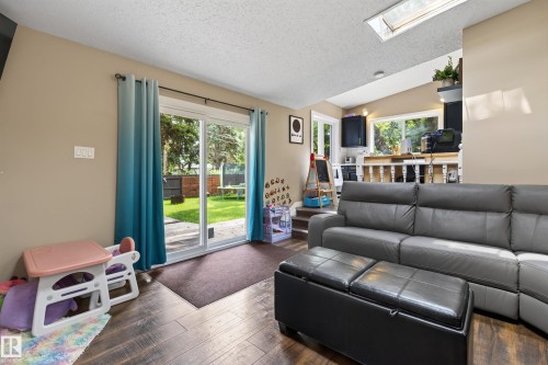 10101 105 Street, Fort Saskatchewan, AB - Indoor Photo Showing Living Room