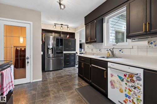 10101 105 Street, Fort Saskatchewan, AB - Indoor Photo Showing Kitchen