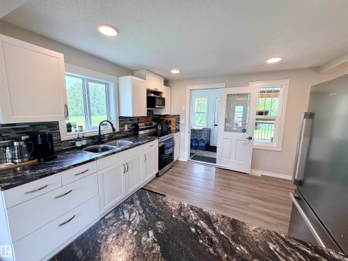 58571 Rr 90, Rural St. Paul County, AB - Indoor Photo Showing Kitchen With Double Sink