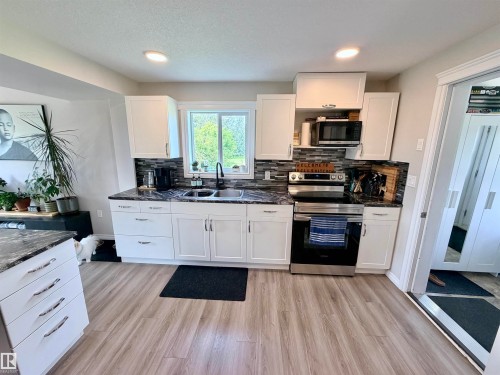 58571 Rr 90, Rural St. Paul County, AB - Indoor Photo Showing Kitchen With Double Sink