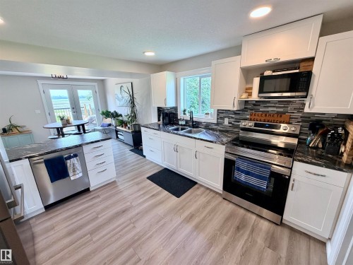 58571 Rr 90, Rural St. Paul County, AB - Indoor Photo Showing Kitchen With Double Sink