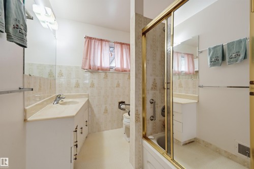14711 82 Avenue Nw, Edmonton, AB - Indoor Photo Showing Bathroom