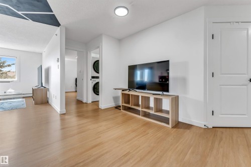 #416 2305 35A Av Nw, Edmonton, AB - Indoor Photo Showing Living Room