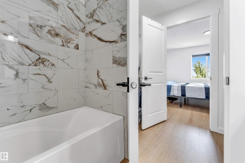 #416 2305 35A Av Nw, Edmonton, AB - Indoor Photo Showing Bathroom