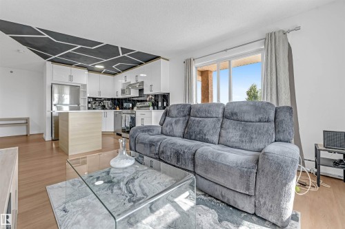 #416 2305 35A Av Nw, Edmonton, AB - Indoor Photo Showing Living Room