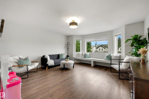728 173 Street Sw, Edmonton, AB - Indoor Photo Showing Living Room