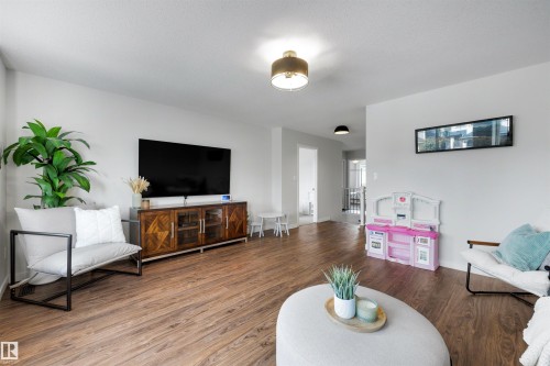 728 173 Street Sw, Edmonton, AB - Indoor Photo Showing Living Room