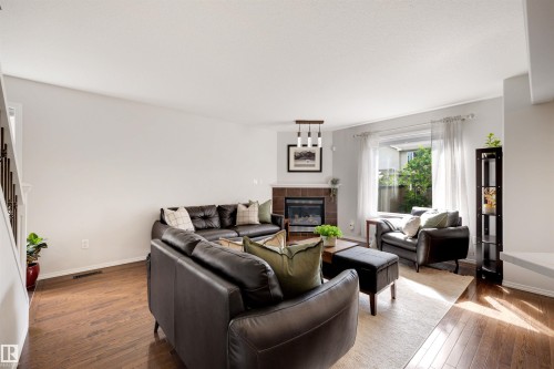 728 173 Street Sw, Edmonton, AB - Indoor Photo Showing Living Room