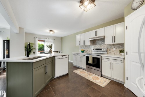 728 173 Street Sw, Edmonton, AB - Indoor Photo Showing Kitchen