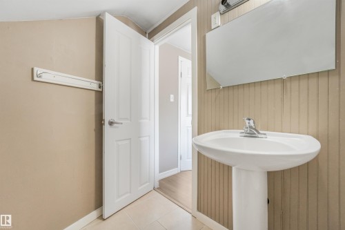 12130 95A Street Nw, Edmonton, AB - Indoor Photo Showing Bathroom
