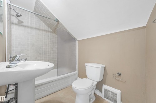 12130 95A Street Nw, Edmonton, AB - Indoor Photo Showing Bathroom