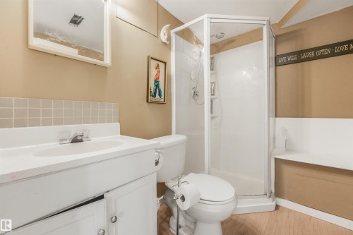 12130 95A Street Nw, Edmonton, AB - Indoor Photo Showing Bathroom