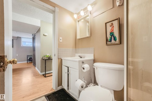 12130 95A Street Nw, Edmonton, AB - Indoor Photo Showing Bathroom