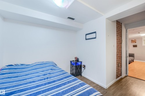 12130 95A Street Nw, Edmonton, AB - Indoor Photo Showing Bedroom