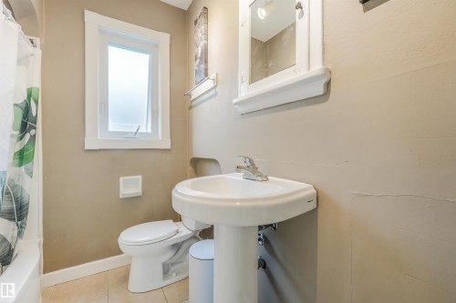 12130 95A Street Nw, Edmonton, AB - Indoor Photo Showing Bathroom