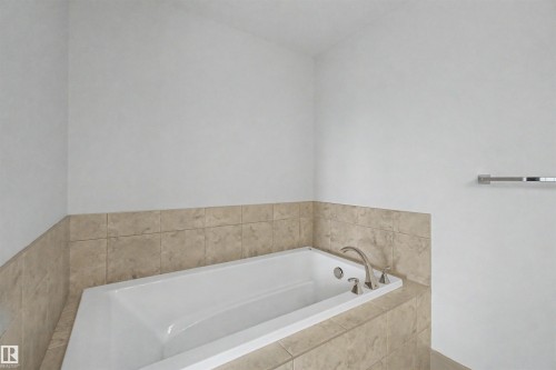 7307 Armour Crescent Sw, Edmonton, AB - Indoor Photo Showing Bathroom