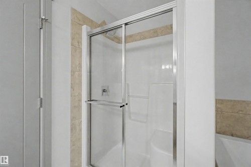 7307 Armour Crescent Sw, Edmonton, AB - Indoor Photo Showing Bathroom