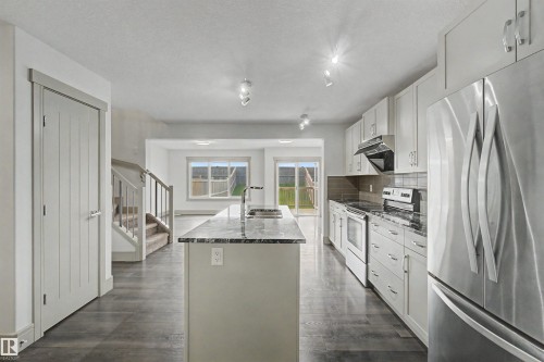 7307 Armour Crescent Sw, Edmonton, AB - Indoor Photo Showing Kitchen With Upgraded Kitchen