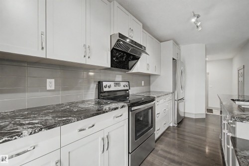 7307 Armour Crescent Sw, Edmonton, AB - Indoor Photo Showing Kitchen With Upgraded Kitchen