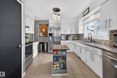 5 Wilson Crescent, Sherwood Park, AB - Indoor Photo Showing Kitchen With Double Sink With Upgraded Kitchen