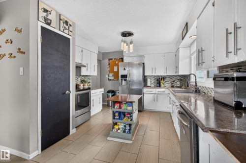 5 Wilson Crescent, Sherwood Park, AB - Indoor Photo Showing Kitchen With Upgraded Kitchen