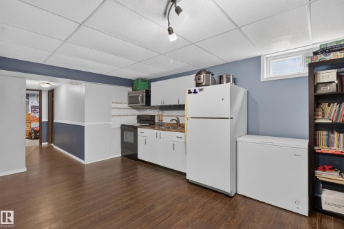 5 Wilson Crescent, Sherwood Park, AB - Indoor Photo Showing Kitchen