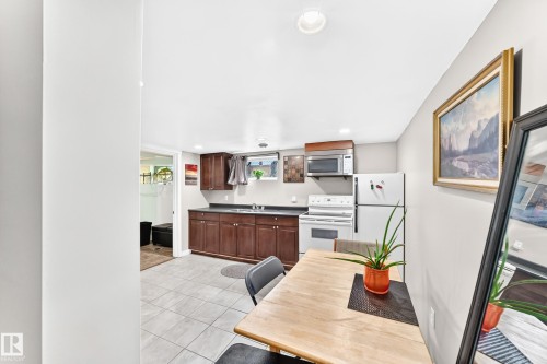12031 90 Street Nw, Edmonton, AB - Indoor Photo Showing Kitchen