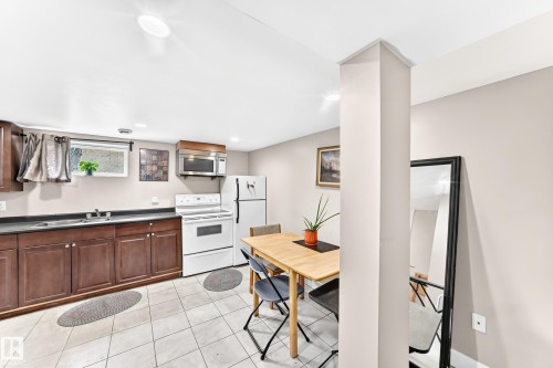 12031 90 Street Nw, Edmonton, AB - Indoor Photo Showing Kitchen