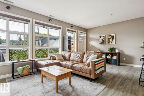 #104 9603 98 Av Nw, Edmonton, AB - Indoor Photo Showing Living Room