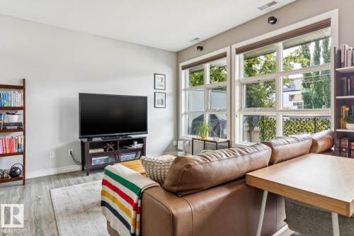 #104 9603 98 Av Nw, Edmonton, AB - Indoor Photo Showing Living Room