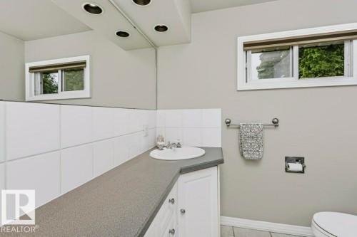 4707 108 Avenue Nw, Edmonton, AB - Indoor Photo Showing Bathroom