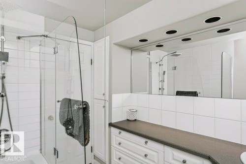 4707 108 Avenue Nw, Edmonton, AB - Indoor Photo Showing Bathroom