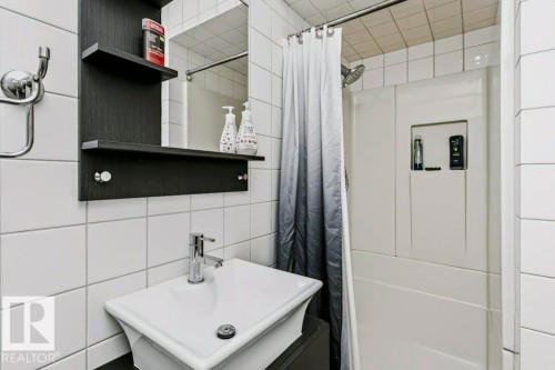 4707 108 Avenue Nw, Edmonton, AB - Indoor Photo Showing Bathroom
