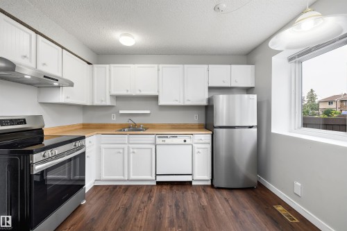 112 Tudor Lane Nw, Edmonton, AB - Indoor Photo Showing Kitchen