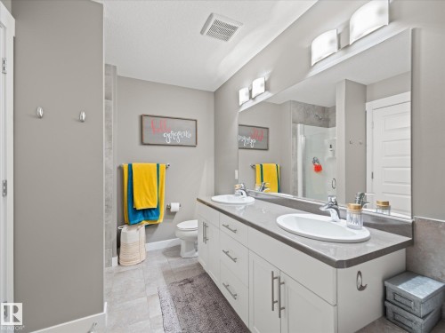 6318 167A Avenue Nw, Edmonton, AB - Indoor Photo Showing Bathroom