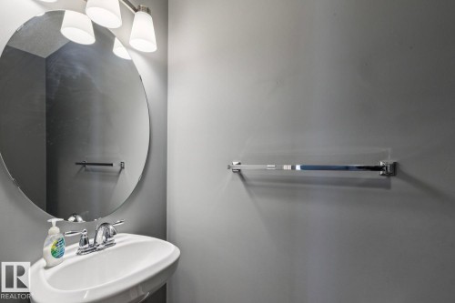 5935 18 Avenue Sw, Edmonton, AB - Indoor Photo Showing Bathroom