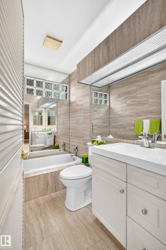 13003 124 Avenue Nw, Edmonton, AB - Indoor Photo Showing Bathroom