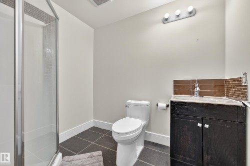 8226 180A Avenue Nw, Edmonton, AB - Indoor Photo Showing Bathroom