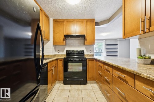 #408 9715 110 St Nw, Edmonton, AB - Indoor Photo Showing Kitchen