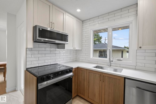 8715 64 Avenue Nw, Edmonton, AB - Indoor Photo Showing Kitchen