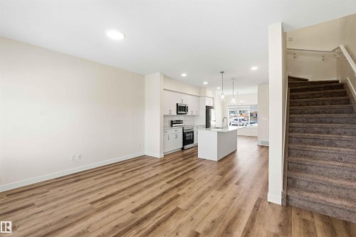 4582 Warbler Loop Nw, Edmonton, AB - Indoor Photo Showing Kitchen