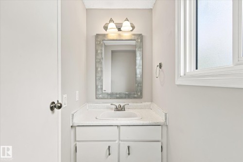 17911 77 Avenue Nw, Edmonton, AB - Indoor Photo Showing Bathroom