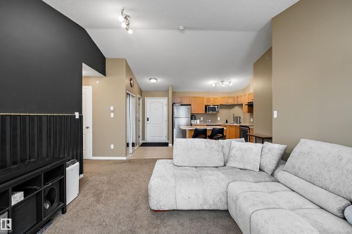 #440 1520 Hammond Gate Nw, Edmonton, AB - Indoor Photo Showing Living Room